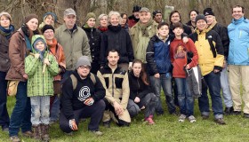TeilnehmerInnen an der Aktion "Bäume pflanzen, statt"abholzen" am 25. März 2016