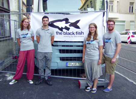 Aktivisten von The Black Fish auf Info-Tour in Halle