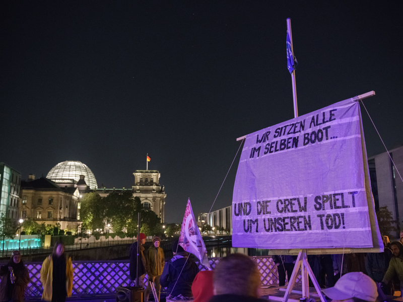 Wir sitzen alle in einem Boot - Blockade der Marshall-Brücke durch Extinction Rebellion in Berlin
