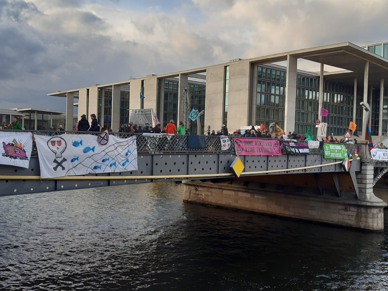 Extinction Rebellion - Besetzung der Marshall-Brücke in Berlin