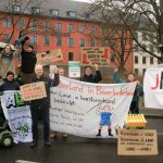 Landgrabbing durch Investoren: Bauernproteste vor Deutsche Wohnen - Sitz